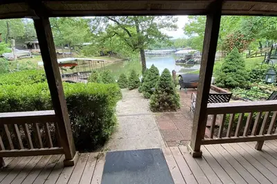 Image de Steps from the water. All the comforts of home. Private dock & plenty of room.