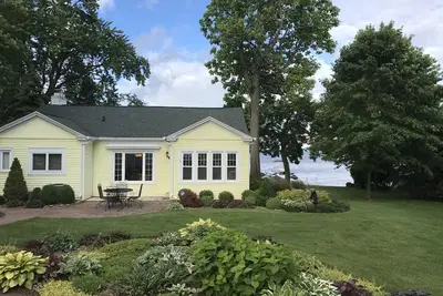 Image de Eaa Dream Home: Immaculate Lake Front Home 5 miles from Eaa