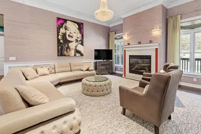 Image de Luxury 5 star Condo in the heart of Hampton