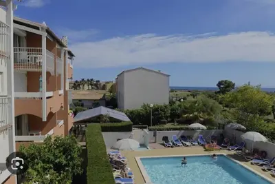 Image de Élégant T2 piscine, clim, wifi & vue mer. 5 min de la plage, shops, bar & restos