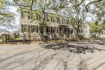Image de Beautiful Townhouse at De Tonti Square