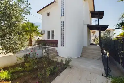 Image de Ideally located 4 bedroom 3 bathroom air conditioned villa with own pool
