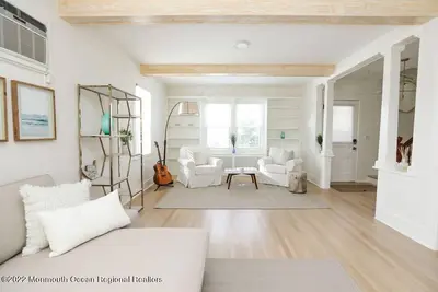 Image de *Hidden Gem* Charming Beach Oasis close to everything. Renovated/ walk to Beach.