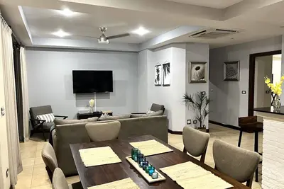 Image de 5 mins to beach! Spacious 2bd/2ba condo with resort style pool! 24/7 Security.