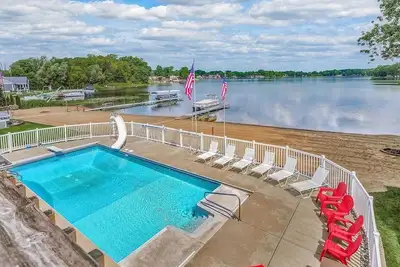 Image de Lakefront W/ Private Beach, Pool, Hot Tub, Golf Simulator, Projector, Bar & more