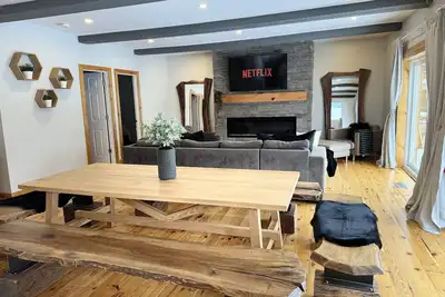 Image de Walking distance to village! Hot Tub & Sauna