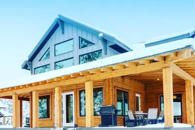 Image de Waterfront Kelowna Cabin  #1 sleeps 15 has a private hot tub & is pet friendly