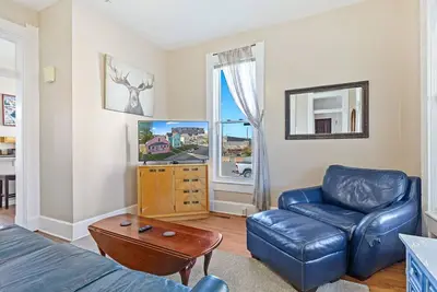 Image de 2 Br Next To Lucas Oil -Walk to Conventions!