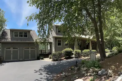 Image de Breathtaking Mountaintop Views from a 5300 s/f Big Canoe Luxury Executive Home!