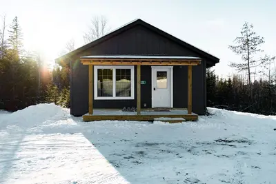 Image de The Dam Camp-Modern, cozy house minutes from downtown Rangeley & pet friendly 🐶