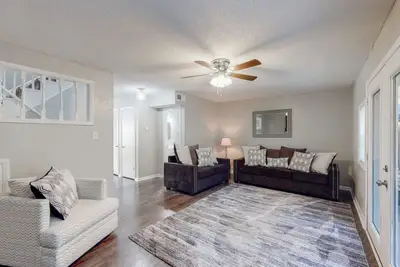 Image de Stylish townhome, sleeps 8, pet friendly.