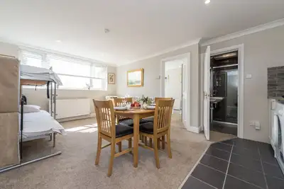 Image de Lovely apartment-12 minutes tube from Central London, sleeps 6, parking on street