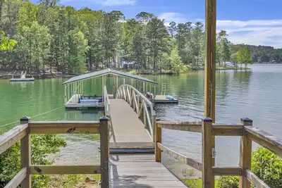 Image de At the waters edge! No steps, Game Room, Canoe & Kayaks, Dock, All Paved Roads!