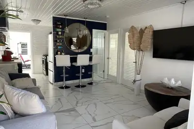 Image de Modern oasis loaded w/amenities! 5-8 mins to the beaches, shops dining & ferries