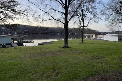 Image de Lakefront sleeps 14: Swim floats, hammocks, fire pit, grill, yard games