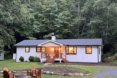 Image de Newly remodeled cabin in DuPont State Forest between Brevard & Hendersonville