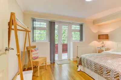 Image de Redhill town centre apartment by Surrey Shortlets
