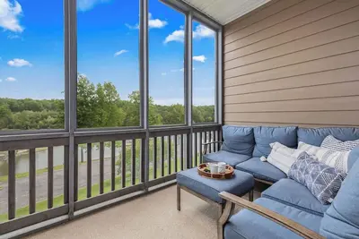 Image de Lakefront w/ Indoor Hot Tub + Pool, 2 Kayaks!