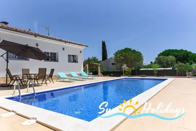 Villa Emilie with private pool 650m from the beach