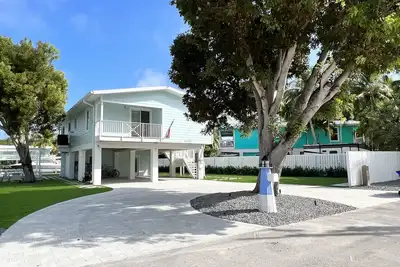 Luxury Islamorada Oasis: Pool, Dock, Fire Pit, King Beds & Canal Views