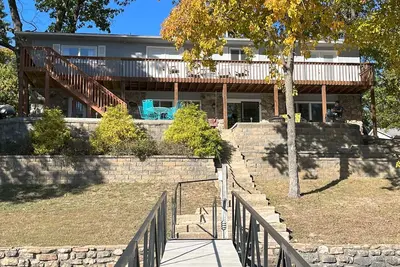 Image de Peaceful Home-4 Bedrooms w/ 3 King Beds, 3 Bathroom, Easy Parking & A Boat Slip!