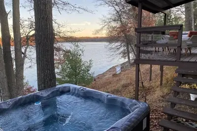 Image de Rowyn's Resort - Cabin w/ Hot Tub Lakeside Retreat