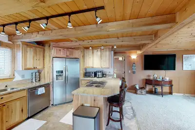 Image de Beach bungalow with enclosed yard, deck, grill, private washer/dryer, & WiFi