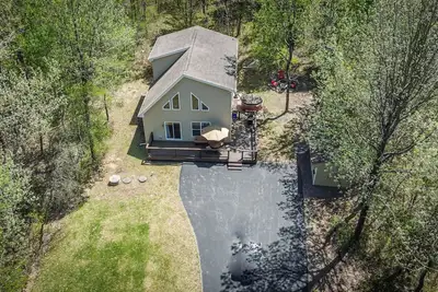 Image de Antler Chalet - Sleeps 10, Hot tub, Gameroom ~ 4 minutes to Big Boulder!