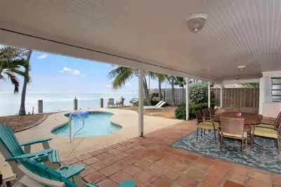 Image de Fishing and Family Fun paradise Oceanfront 60'ft dock 3 bed 2bath private pool