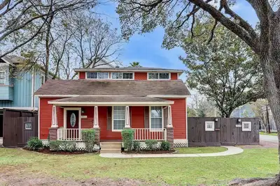 Image de Ideal Heights Location; Walk to Many Attractions