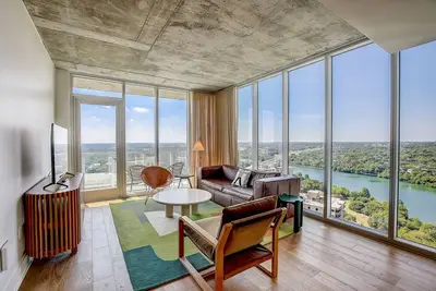 Image de Loft -style condo with skyline-view balcony - rooftop pool & gym