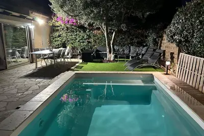 Image de Villa provençale de charme en bord de mer avec piscine et climatisation
