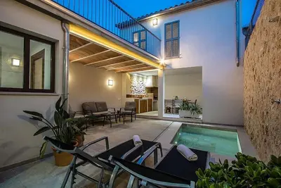 Stylish Townhouse, A/C, Private Courtyard, Plunge Pool, Alfresco Dining Area in Old Town Pollensa!