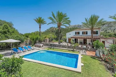 Beautifully Restored Country Farmhouse, Private Pool, Superb Views, 5 minutes from Cala San Vicente!