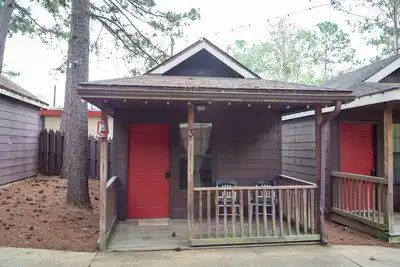 Image de 1 rm cabin, shared bth house, at Kick Back Ranch.