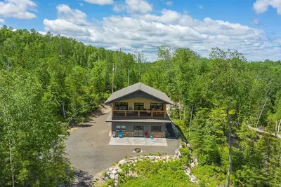 Image de 🌲 Cozy Cabin Retreat with Lake Views adventure in Every Season