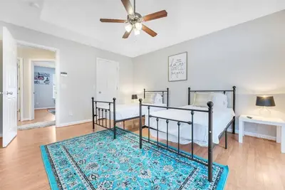 Image de Cozy Family Sized Home --5 min from 285