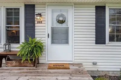 Image de Charming Three Oaks Cottage - dog friendly with a fenced yard and hot tub!