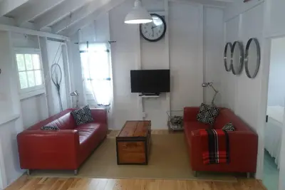 Image de Cozy, clean, newly renovated two bedroom cottage on the waterfront.
