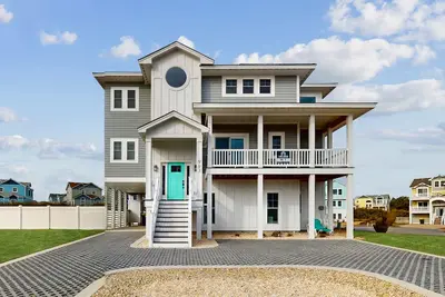 Image de New construction house with private pool & hot tub - less than one mile to beach