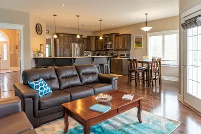 Image de Seaside villa w/beach, waterfall, firepit, hot tub.