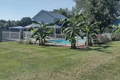Image de 1-bedroom poolhouse w/private heated pool, within 10 miles to 11 distilleries.