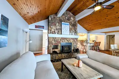 Image de Cozy Escape | 5 Bedroom Kawarthas Cottage | Sauna and Fireplace | 2 hrs from Gta