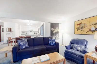 Image de Delightful escape near downtown with shared pool/hot tub, rec room, & large deck