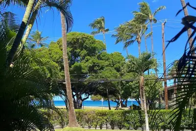 Image de Super cute, 1st floor unit across from the beach, a 1-minute walk to the beach!