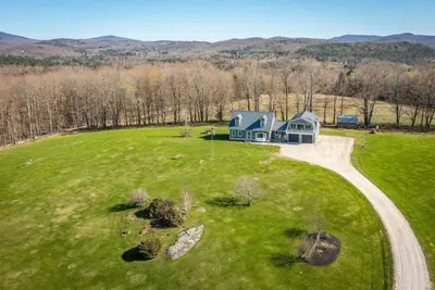 Image de Huge Modern Estate w/ hot tub, mountain views, minutes to Okemo