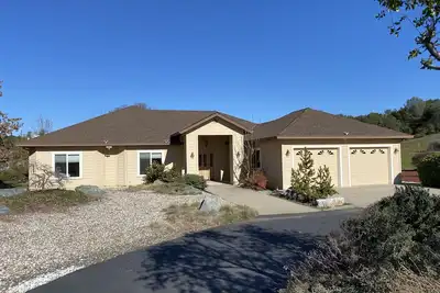 Image de Three - Bedroom home well kept\/beautiful scenery