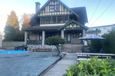Image de Historical Tudor House—5 mins walk to Downtown core of Chilliwack, pet friendly!