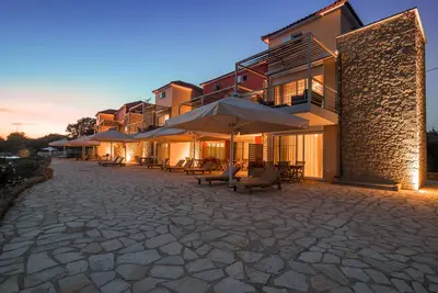 Image de 80sqm waterfront family house with pool