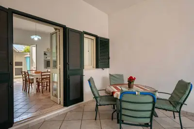 Image de Maison de vacances \"Kalocéri\" près de la plage avec terrasse et douche extérieure